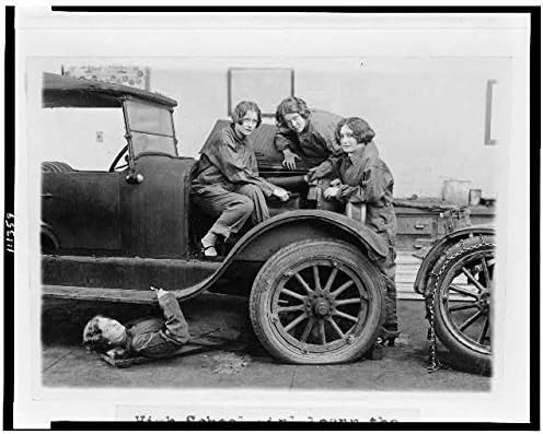 HistoricalFindings Foto: Fetele de liceu învață mecanică auto, Central High, Washington DC, 1927